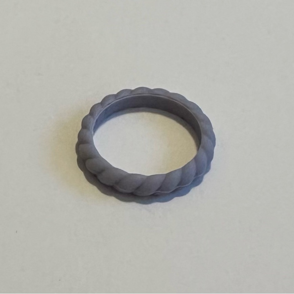 NWT Qalo Women's Stackable Twist Silicone Ring